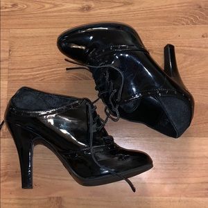 Black heels with laces.